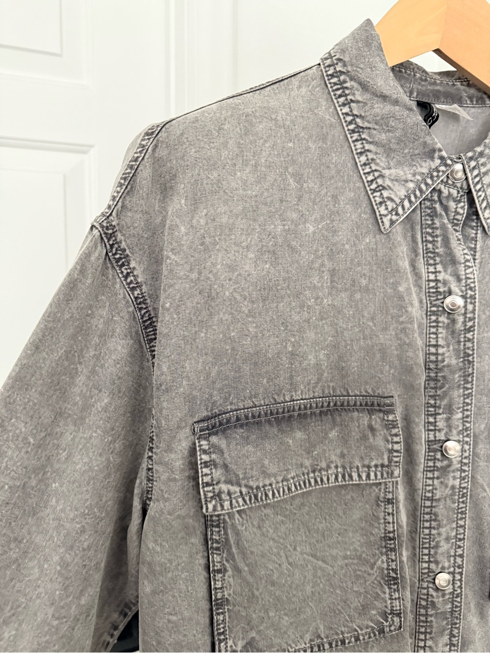 H&M Women’s Oversized Mineral Wash Gray Button-Front Top. Light-weight - Picture 4 of 6